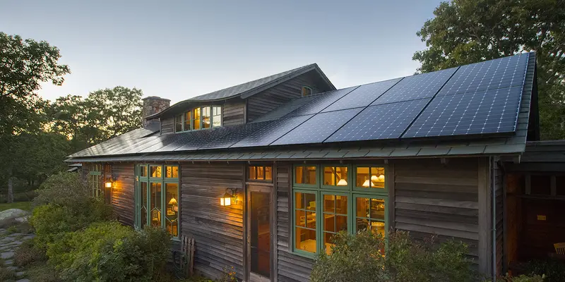 Cabaña en el campo con paneles solares en el techo