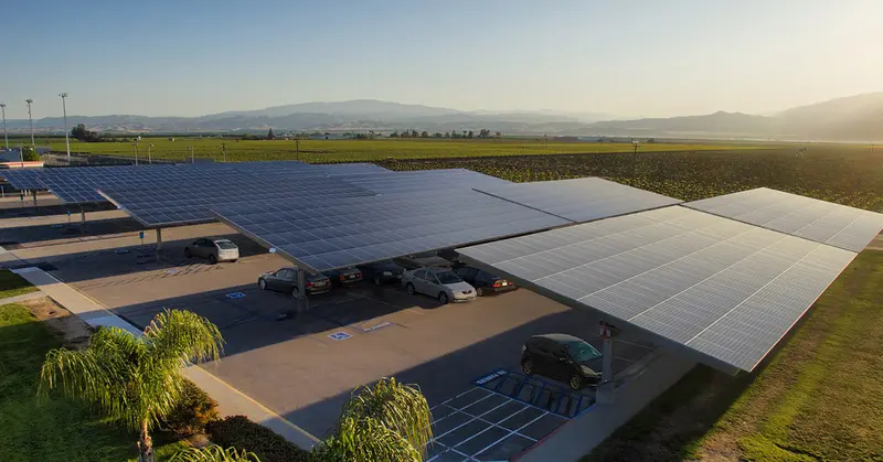 Estacionamiento techado con paneles solares