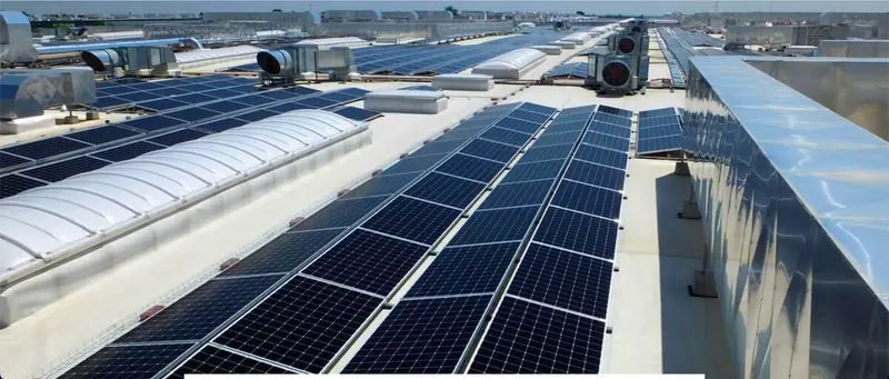 Techo industrial cubierto de paneles solares