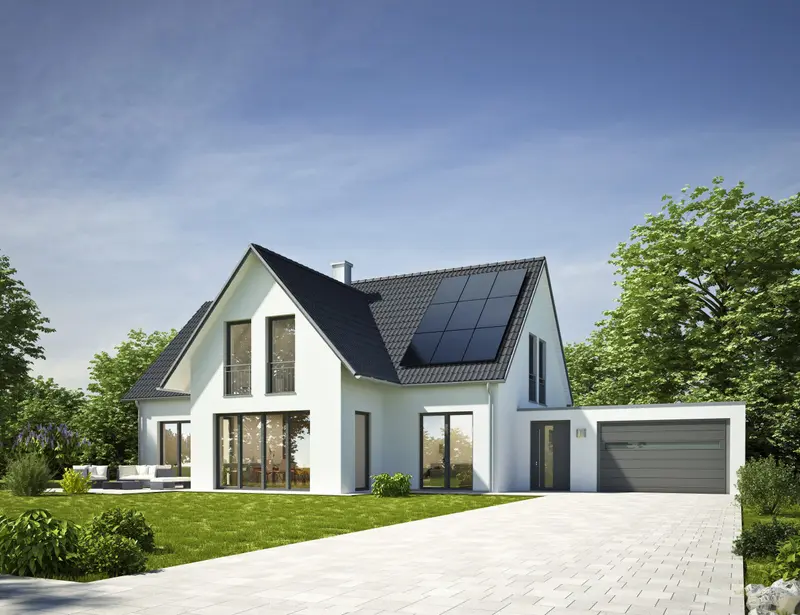 Casa moderna con paneles solares en el techo